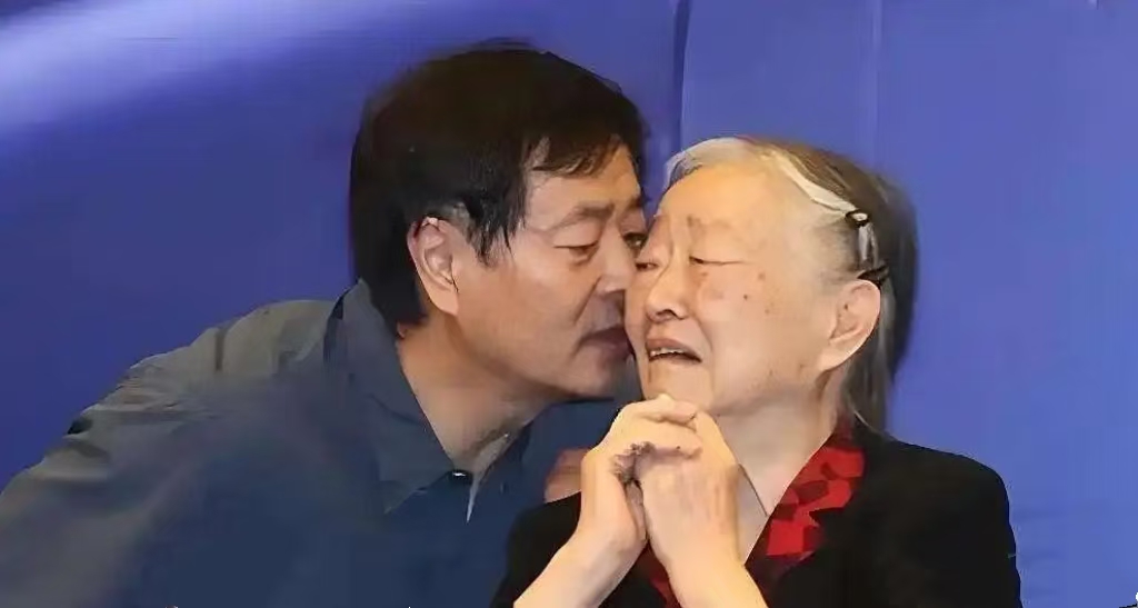 濮存昕与94岁患有阿尔茨海默症的母亲